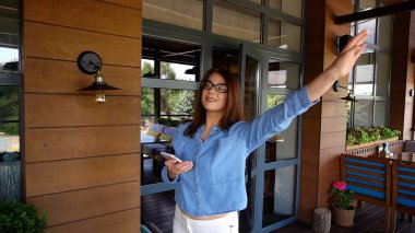 Kafe bırakarak, smartphone ile konuşmak ve taksi durdurma genç kız