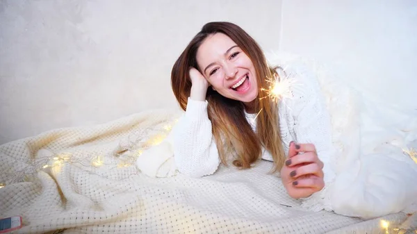 Charming girl in festive mood congratulates with New Years holi — Stock Photo, Image