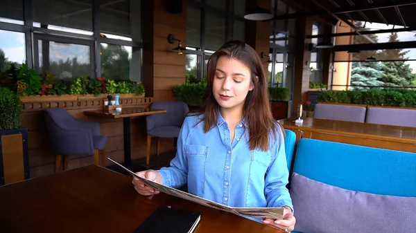 Hermosa dama leyendo menú en la cafetería — Foto de Stock