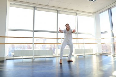 Genç sarışın dansçı kazanan beyaz elbiseli sahiptir ve sıcak yapar 