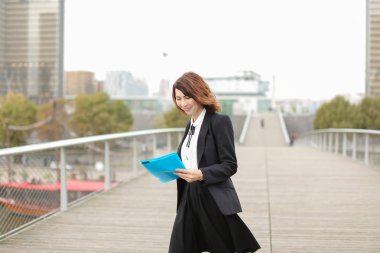      işe gitmeye gazeteci kadın iş elbiseleri. 