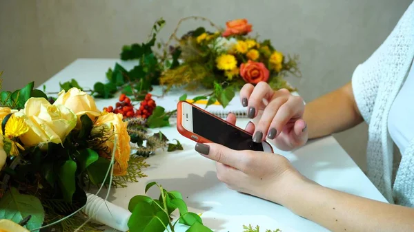 Primer plano de diseño floral de las manos de las niñas que utiliza el celular — Foto de Stock