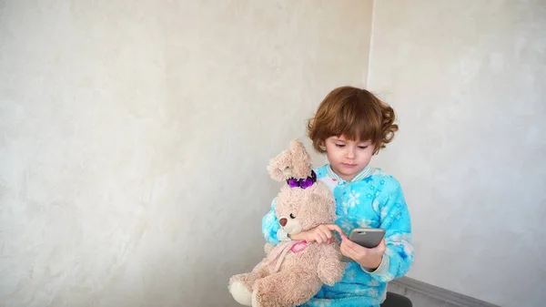 Niña con amigo escuchando música en el teléfono . — Foto de Stock