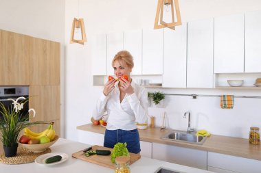 Domates ile poz yüzünde gülümseme ile çekici kadın geldi