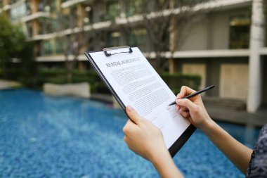 Yakın çekim portre s arka plan üzerinde belgeleri imzalar kız