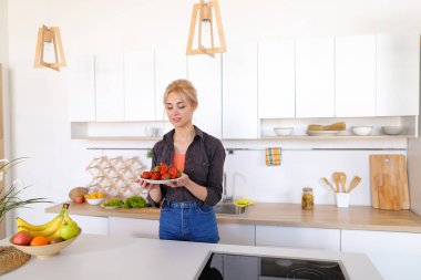 Güzel kadın poz ve kamera olgun st plaka ile gülümseyen