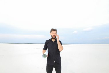   Giysi Tasarımcısı kardeşi ile iletişim kurmak için Smartphone kullanarak 