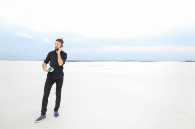   Smartphone ıssız yerde w tutan konuşan cevirmen