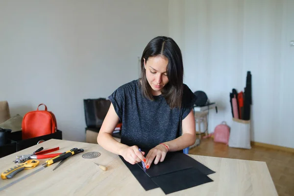 Νέοι σχεδιαστής κάνοντας γυναικείες τσάντες προς πώληση. — Φωτογραφία Αρχείου