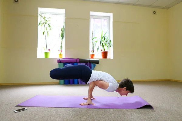 Hermosa chica haciendo ejercicios de estiramiento y asanas de yoga . — Foto de Stock