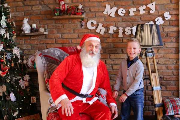 Magia Papai Noel e menino brincando e se divertir tog — Fotografia de Stock