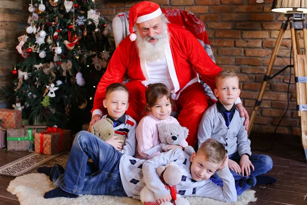 Crianças amigáveis e Papai Noel posando para câmera em bonito — Fotografia de Stock