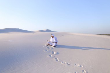 Ciddi genç Arap işadamı inşaat planı, st dikkate alınarak