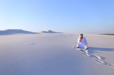 Başarılı Şeyh işadamı smartphone cep telefonu ile bu ile iletişim kurmak için kullandığı