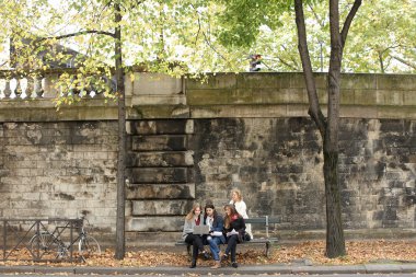 Bankta oturan ve laptop ve pa ile öğrenme kız öğrenci