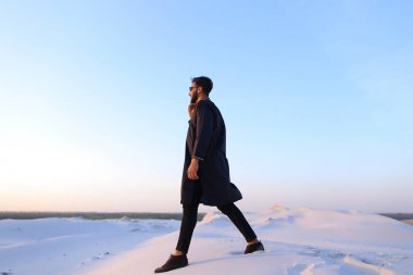 Yakışıklı erkek Arap işadamı görüşmelerde hücresel iş pro, s