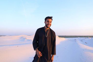 Camer bakarak gülümser ve pozlar mutlu Arap adam portresi