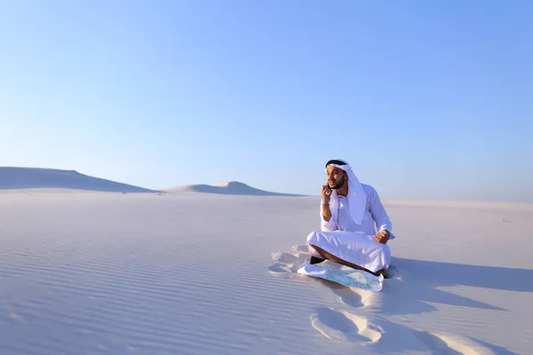 Successful sheikh businessman communicates on smartphone with bu — Stock Photo, Image