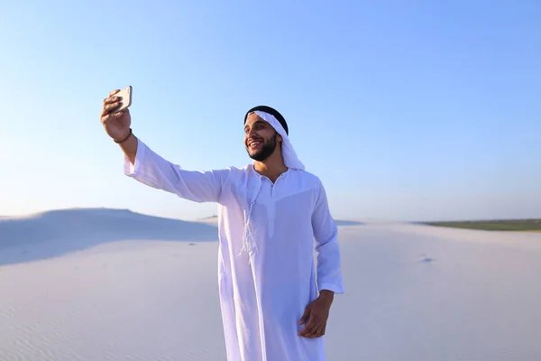 Portrait of Arabian sheikh man with gadget that communicates in — Stock Photo, Image