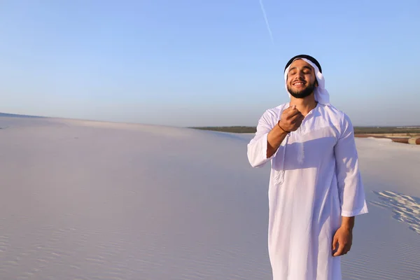 Retrato de homem muçulmano no deserto arenoso na tarde de verão clara — Fotografia de Stock