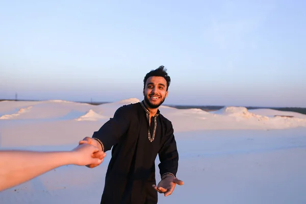 Beni Arap adam ve çöl elinde tarafından giren Avrupa kadın izle — Stok fotoğraf