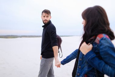     kız ve erkek arkadaşı deniz kenarında yürüyüş yer f için bak