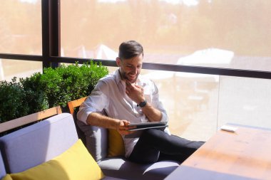 Avrupa işadamı kafeterya masada tablet kullanma.