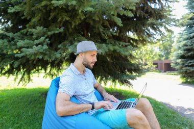 Çanta sandalyede oturan ve en sevdiğim spor sq destekleyen jocund eğlenceli