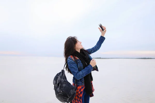 Студент вчителька жінка бере селфі зі смартфоном у морі — стокове фото