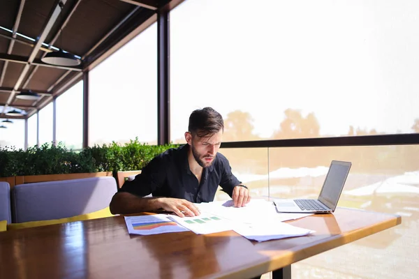 Ufficio di smistamento carte sul tavolo vicino laptop . — Foto Stock