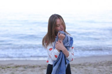 Güzel gülümseme ayakta o kameraya poz ile büyüleyici kadın