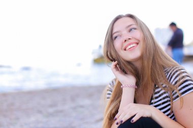 Neşeli kız portresi kim kamera ve sevimli gülerek poz