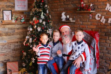 Üç erkek kardeş Noel Baba'ya Dilekler ve tebrik göndermek