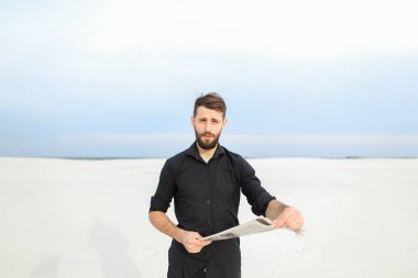     Doktor okuma gazete kırsal kesimde. 