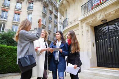 Binada university yakınındaki yeni öğrencilerle konuşmaya Profesör 