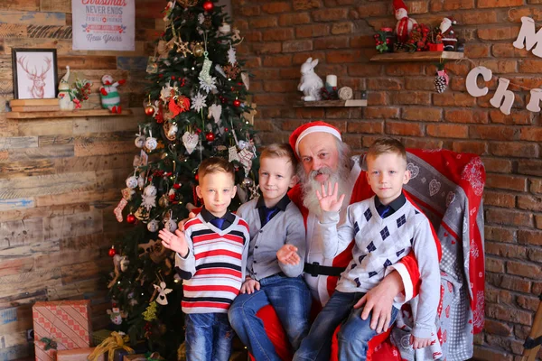 Drei Jungen Brüder machen Wünsche an Weihnachtsmann claus und senden Gruß — Stockfoto