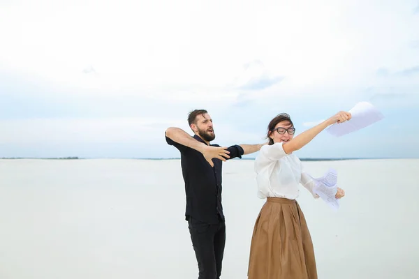 Юридичні студенти чоловік і жінка радіють під час здачі іспитів танцюють — стокове фото