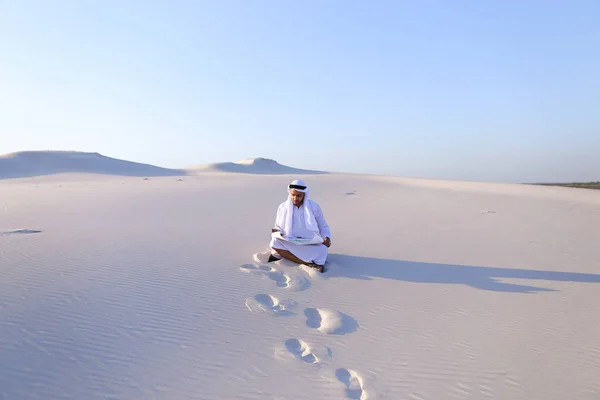 Poważny młody biznesmen Emiraty, biorąc pod uwagę Budowa planu, st — Zdjęcie stockowe