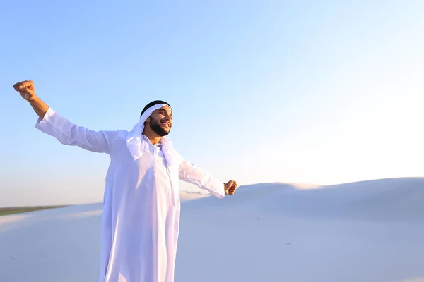 Ευτυχισμένος μουσουλμανικής άντρας περπατά μέσω εκτάσεις της ερήμου και βαρύνει — Φωτογραφία Αρχείου
