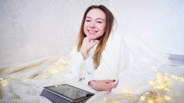 Sıcaklık ve rahatlık, gülümsüyor ve bakmak güzel genç kadın sahiptir