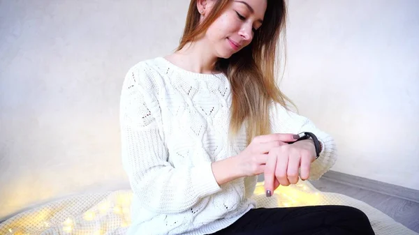 Porträtt av charmiga kvinna som sätter upp smart Watch-klocka för senare användning — Stockfoto