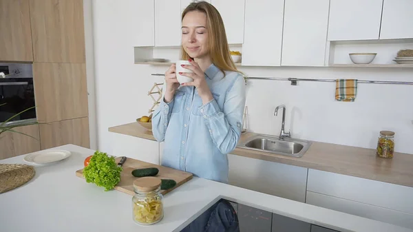 Mujer joven feliz de empezar un nuevo día con la taza de té en las manos, sta — Foto de Stock