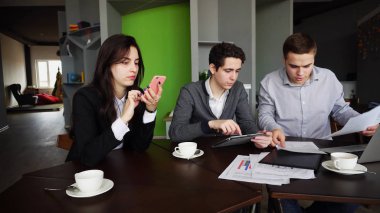 Konsantre yöneticileri, iki adam ve kız aktif olarak meşgul