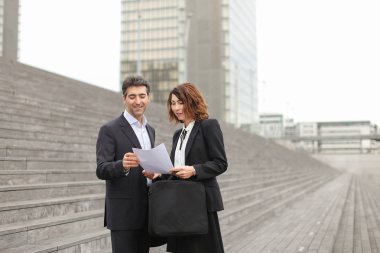      erkek avukatı kadın müşteri ile konuşan.