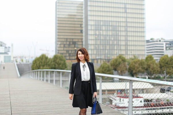      журналистка в деловой одежде идет на работу
. 