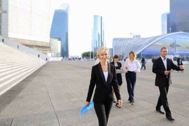 İş kadını arkadan mavi belge durumda ile geçen 