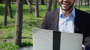 Jigolo manifatura tarafından laptop internet yeni bayanla.