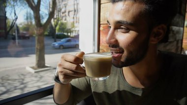 Yeni caf ve bekleyen arkadaş adam geldi.