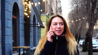 Kız dişçi ile yordamı diş beyazlatma hakkında konuşuyor..