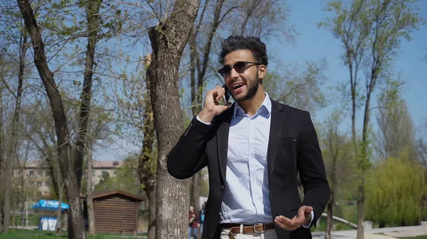 Árabe hablando en línea con agente de viajes . — Foto de Stock